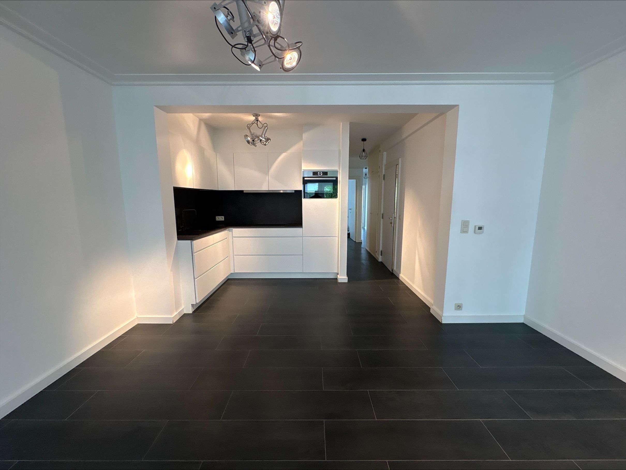 Te huur, mooi gerenoveerd 2-slaapkamerappartement in de Rogierlaan, Oostende. - foto 2