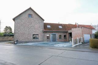 Instapklare gezinswoning met XL-garage!✅ Uniek: Garage van 63m² + 17m² berging – ideaal voor zelfstandigen of hobbyisten!✅ Toplocatie: vlotte...