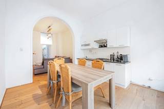 Op zoek naar een zorgeloze investering in Antwerpen? Dit veelzijdige opbrengsteigendom in de Constitutiestraat combineert een uitstekende ligging met een stabiele huuropbrengst. Het gebouw bestaat uit 4 volwaardige appartementen, die momenteel allemaal verhuurd zijn.<br /><br />Indeling & Troeven van het gebouw<br />Elk appartement is praktisch ingedeeld en voorzien van al het nodige comfort voor een fijne woonervaring:<br /><br />Leefruimtes & Keukens: De appartementen beschikken over een gezellige, lichtrijke woonkamer en een functioneel ingerichte keuken.<br /><br />Slaap- en badkamers: Elk type appartement heeft 1 ruime slaapkamer en een badkamer uitgerust met toilet.<br /><br />Gelijkvloers met buitenruimte: Het appartement op de gelijkvloerse verdieping beschikt als extra troef over een fijne, private stadstuin/terras.<br /><br />Extra bergruimte: In de kelderverdieping is er voor elk appartement een private berging voorzien.<br /><br />Technisch & Beheer<br />Voor een overzichtelijk en moeiteloos beheer beschikt elk appartement over individuele meters voor gas, water en elektriciteit.<br /><br />Locatie<br />De Constitutiestraat ligt in een dynamische en opkomende buurt vlak bij het centrum van Antwerpen, met uitstekende verbindingen via het openbaar vervoer (Centraal Station op wandel-/fietsafstand), nabij scholen, winkels en belangrijke invalswegen. Dit maakt het gebouw bijzonder aantrekkelijk op de Antwerpse huurmarkt.<br /><br />Neem vandaag nog contact met ons op voor meer informatie of om een bezichtiging in te plannen via info@goose.be of bel naar 03 369 36 38.