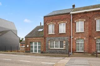 Deze halfopen woning is goed gelegen nabij het gezellige centrum van Hoegaarden. Zeer makkelijk bereikbaar via E40 (Luik-Brussel) met alle benodigdheden vlakbij (winkel, bank, school enz.). De woning omvat op het gelijkvloers: inkomhal die dienst doet als wasberging/fietsenberging, trappenhal, leefruimte, gesloten keuken, apart toilet. Op het eerste verdiep vindt u een te renoveren badkamer met toilet, 2 ruime slaapkamers en een zolderruimte die kan dienst doen als slaapkamer. Op het tweede verdiep is er nog een bergruimte, zeer ruime slaapkamer met een instapklare badkamer met een lavabo, bad en toilet. De woning is tevens onderkelderd. Via deze kelder kan u naar de tuin die grotendeels naast de woning gelegen is.