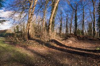 Deze prachtige bouwgrond van maar liefst 4.986 m² kan u terugvinden aan de rand van de Lembeekse Bossen!Dit bouwlot werd opgenomen in een verkaveling...