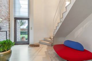 <p>Een overvloed aan ruimte, karakter en buitenbeleving, dat is wat deze instapklare open bebouwing in Kasterlee meteen uitstraalt. <br />Gelegen op een mooi perceel van 1.4570 m² helemaal in het groen, combineert deze woning absolute rust en privacy met een verrassend comfortabele woonindeling en tal van unieke troeven.</p>
<p>Deze charmante woning werd opgetrokken in 1989 en beschikt over een royale bewoonbare oppervlakte van circa 350m². De woning bevindt zich in uitstekende, instapklare staat en werd steeds met zorg onderhouden.</p>
<p>De gelijkvloerse verdieping opent met een centrale inkomhal met aan de rechterzijde de aangename leefruimte, opgedeeld in een woonkamer en eetkamer met veel lichtinval.</p>
<p>Aansluitend ligt de ruime keuken voorzien van alle comfort en voldoende plaats voor een ontbijthoek. Grenzend aan de keuken bevindt zich de wasplaats met een praktische indeling, evenals een aparte achteringang met toegang tot de kelder en polyvalente garage.</p>
<p>Op de eerste verdieping bevinden zich vier ruime slaapkamers. De grootste kamer leent zich perfect als master bedroom. De overloop geeft vlot toegang tot de drie overige slaapkamers en badkamer en douchekamer.</p>
<p>Het perceel is zonder twijfel één van de absolute blikvangers. Deze prachtige tuin biedt een uitzonderlijk gevoel van vrijheid en sereniteit.</p>
<p>Ondanks de uitzonderlijk rustige ligging in natuurgebied bevindt de woning zich op een strategische locatie. Scholen, winkels en de nabijheid van de snelwegen (4 km) garandeert een vlotte verbinding met omliggende steden.</p>
<p>Deze instapklare woning biedt uitzonderlijk veel ruimte, een uniek perceel in een groene omgeving en een ligging die zelden op de markt komt.</p>