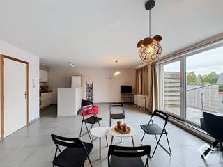Dit instapklaar appartement is gelegen op de 1ste verdieping van een kleine residentie en bestaat uit: inkomhal - toilet - living - groot terras - ingerichte keuken - beging/wasplaats - 2 slaapkamers - badkamer - garage. <br /><br />Vrij 1/02/2027. Huurprijs 795 €/mnd (Syndickosten inbegrepen)