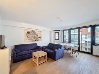 In de residentie 'Santorini' te Knokke-Heist vinden we deze studio te koop.De leefruimte is licht en praktisch ingedeeld, met een keuken en...