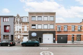 <p><strong>Bezoek mogelijk na aanmaken huurprofiel: </strong><strong>https://onid.mijnhuurprofiel.be/property/4e2acc12-2e97-4a1e-8a2f-dcaf2e47118a</strong></p><p><br /></p><p>Dit ruime appartement is gelegen op de tweede verdieping van een verzorgd gebouw in de Heistraat. De centrale ligging zorgt ervoor dat talrijke winkels, openbaar vervoer en scholen in de directe wandelomgeving van het appartement zijn. Dankzij de ring van Antwerpen en de A12 beschik je hier altijd over een vlotte verbinding met de auto. </p><p><br /></p><p>Het appartement beschikt over een inkomhal, ruime leefruimte met keuken, bergruimte, slaapkamer 1 met aansluitend de badkamer en slaapkamer 2 met aansluitende een douchekamer. </p><p><br /></p><p>Daarnaast kunnen bewoners gebruik maken van de gemeenschappelijke fietsenstalling.</p>