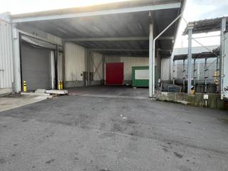 <p>- Merksem - nabij Haven<br />- overdekt laden en lossen<br />- verschillende gecombineerde magazijnen<br />- vlot via E19<br />- loskades<br />- verharde terrein voor de loszone</p>