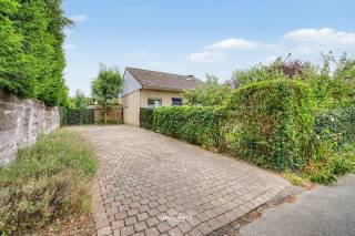 In de gegeerde Bollewijk vindt u deze charmante open bebouwing op een perceel van meer dan 500 m². Een woning waar comfort, energiezuinigheid en rust naadloos samenkomen. <br /><br />Binnen valt meteen de overvloedige lichtinval op. De gezellige living vormt het hart van de woning en loopt vlot over in een knappe keuken. De badkamer biedt zowel een douche als een ligbad — een comfort dat u in dit segment zelden terugvindt. Twee ruime slaapkamers vervolledigen het geheel. <br /><br />Op energetisch vlak is het huiswerk gemaakt: EPC B dankzij dak- en muurisolatie, dubbele en hoogrendementsbeglazing, zonnepanelen, een lucht/lucht warmtepomp en een sfeervolle pelletkachel. Rolluiken en een zonneluifel zorgen voor extra comfort in elk seizoen. De woning is bovendien asbestveilig verklaard en de elektriciteit is conform tot 2049 — u koopt hier zorgeloos. <br /><br />Buiten geniet u van heel wat naburig groen en een oprit met plaats voor drie tot vier wagens. De buurt is rustig en kindvriendelijk, terwijl supermarkt en invalswegen op enkele minuten liggen. <br /><br />Een zeldzame combinatie van ruimte, groen en energiezuinig wooncomfort. Plan snel uw bezoek in. <br /><br />Bel of mail ons voor een afspraak op het nummer: 052/46.38.03 of info@uw-huis.be en wie weet tot binnenkort! 