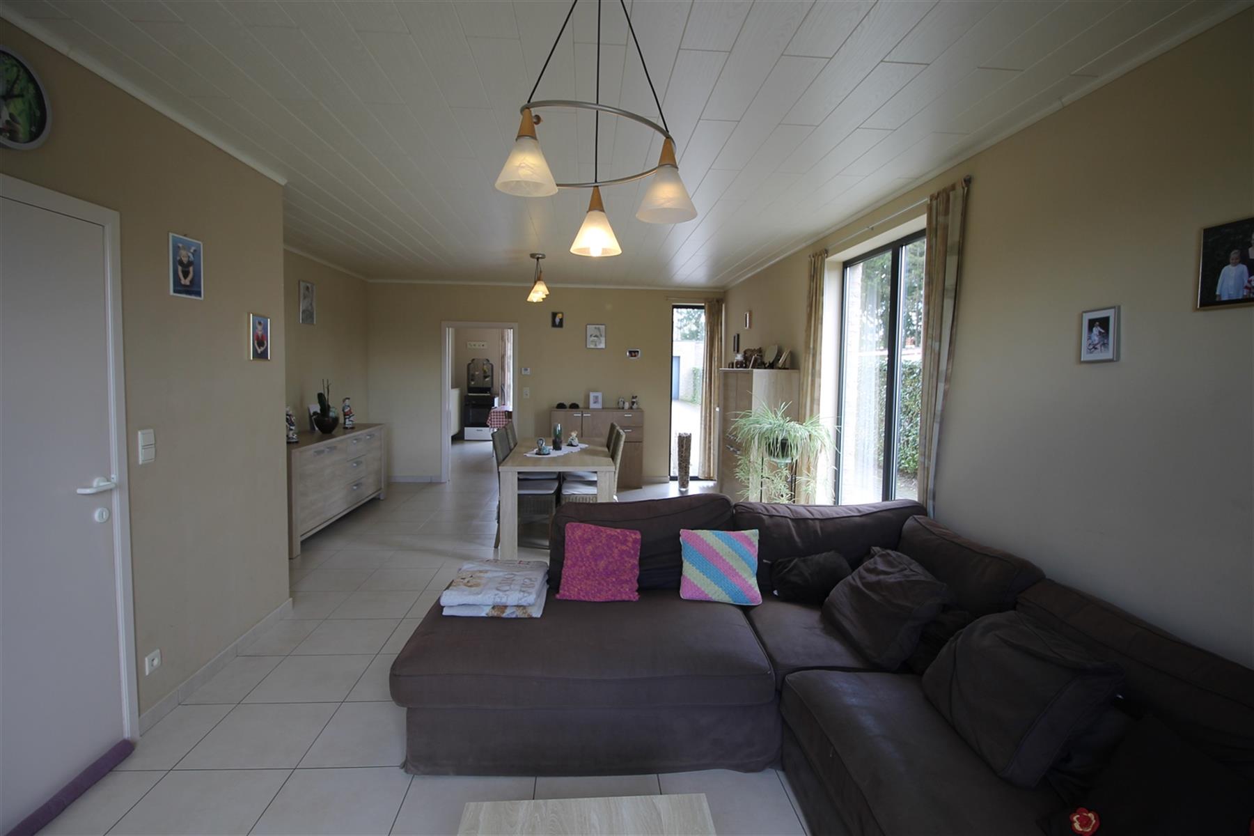 Recente halfopen bebouwing met ruime tuin, terras en garage - foto 5