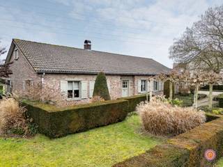 In de driehoek Liezele-Breendonk-Lippelo vind je deze zeer landelijk gelegen laagbouwvilla met open zicht achteraan. Ideaal gelegen voor wie...