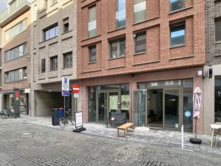 <p>Wonen in het bruisende centrum van Leuven, op wandelafstand van alles wat de stad te bieden heeft, in een instapklare studio die helemaal nieuw is. Deze gezellige studio aan de Diestsestraat 209 is jouw nieuwe thuisbasis, waar comfort en ligging hand in hand gaan. Volledig gemeubeld en onmiddellijk beschikbaar, hoef je alleen nog je koffers uit te pakken.</p><p>De indeling is functioneel en doordacht opgezet. Je betreedt de studio en komt terecht in een lichtrijke leefruimte die naadloos overgaat in de slaapkamer, dé ideale plek om tot rust te komen na een drukke dag. Deze ruimte vormt het hart van de woning en is als bewoonbare oppervlakte volledig ingericht om maximaal comfort te bieden. Daarnaast geniet je van een eigen terras, perfect om in het weekend van een kopje koffie te genieten of gewoon even buiten te zijn zonder de drukte van de stad.</p><p>Als nieuwbouwproject beschikt deze studio over een uitstekend EPC-label A met een score van 51, wat garant staat voor een energiezuinige en comfortabele woonervaring. De afwerking is van hedendaagse kwaliteit, passend bij een gloednieuw gebouw waar niets aan het toeval is overgelaten. De gemeenschappelijke kosten bedragen 90 euro per maand, bovenop de maandelijkse huurprijs vanaf 895 euro.</p><p>De ligging is werkelijk een troef op zich: winkels, scholen, sportfaciliteiten en openbaar vervoer bevinden zich allemaal binnen handbereik. Ook het station van Leuven en de invalswegen zijn vlot bereikbaar, waardoor je zowel te voet, met de fiets als met de auto overal snel geraakt. Deze centrale ligging maakt van deze studio een ideale uitvalsbasis voor wie van stadsleven houdt zonder in te boeten op bereikbaarheid.</p><p>Spreekt deze studio je aan en wil je de sfeer met eigen ogen komen ontdekken? Neem gerust contact op met ons kantoor om een bezoek in te plannen. We helpen je graag verder en staan klaar om al je vragen te beantwoorden.</p>