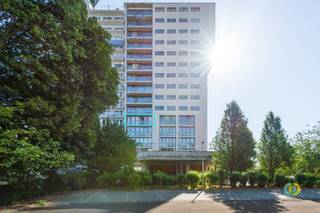 <p><span>Ontdek dit aangename éénslaapkamerappartement in Kassei, gelegen in een modern gebouw met lift en uitstekend bereikbaar met zowel het openbaar vervoer als de wagen. Dankzij de praktische indeling en de gunstige ligging is dit appartement ideaal als instapwoning, pied-à-terre of als investering. Momenteel is het appartement verhuurd aan een trouwe huurder, waardoor u vanaf de aankoop meteen geniet van een rechtstreekse huuropbrengst. Een interessante troef voor investeerders die op zoek zijn naar een verhuurd pand met een beperkt onderhoud. De leefruimte vormt een mooi geheel met de open keuken, die voorzien is van alle hedendaagse comfort. Aansluitend bevindt zich een praktische berging met aansluitingen voor wasmachine en droogkast. Vanuit zowel de leefruimte als de slaapkamer heeft u toegang tot het balkon. De badkamer is uitgerust met een ligbad met douchefunctie en een wastafel in meubel. Daarnaast beschikt het appartement over een privatieve staanplaats, inbegrepen in de verkoopprijs. Een verzorgd appartement met een uitstekende bereikbaarheid, een staanplaats en een bestaande huuropbrengst. Een interessante opportuniteit voor zowel eigen gebruik als investering. Plan vandaag nog uw bezoek en ontdek zelf de troeven van dit appartement.</span></p>
