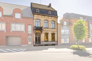 Dit uitzonderlijke eigendom bevindt zich in een vlot bereikbare omgeving nabij het centrum van Pittem, met een goede verbinding naar omliggende gemeenten en belangrijke invalswegen. De combinatie van een ruime gezinswoning, een grote tuin én een veelzijdig magazijn biedt tal van mogelijkheden voor wie wonen en werken wil combineren, nood heeft aan opslagruimte of op zoek is naar een pand met potentieel.<br /><br />Bij het betreden van de woning komt u terecht in de imposante inkomhal, die toegang geeft tot de ruime woonkamer vooraan, voorzien van een gezellige open haard. Verder beschikt de woning over een uitgeruste keuken met eetplaats en aansluitende berging. Achteraan bevindt zich nog een extra zitruimte met een aangenaam zicht op de tuin. Op het gelijkvloers zijn eveneens een apart toilet en twee praktische kelders aanwezig.<br /><br />Op de eerste verdieping bevinden zich een bureau met berging, een badkamer uitgerust met ligbad en dubbele wastafel, en drie volwaardige slaapkamers.<br />Op de tweede verdieping bevinden zich nog twee slaapkamers. Daarnaast is er op de derde verdieping nog een zolder aanwezig.<br /><br />Buiten geniet u van een ruime en aangename tuin met veel privacy.<br /><br />Een absolute troef van dit eigendom is het ruime magazijn ca. 450m² (Meulebekestraat 4 te Pittem) met verschillende afzonderlijke ruimtes en tal van mogelijkheden, dit kan ook gebruikt worden als garage. <br />Het gebouw deed vroeger dienst als het voormalige fabrieksgebouw “Excelsior” in Pittem, wat het geheel een unieke historische toets en extra karakter geeft. Dankzij de omvang en indeling is deze ruimte geschikt voor diverse doeleinden zoals opslag, atelier, werkruimte of andere professionele activiteiten.<br /><br />De extra toegang via de Meulebekestraat biedt bovendien tal van praktische mogelijkheden en extra potentieel voor de toekomst.<br /><br />Een eigendom met ruimte, geschiedenis en enorm veel potentieel.<br /><br />(We gebruiken aantal renderfoto’s om een realistisch beeld te geven van hoe het pand er na afwerking of renovatie zou kunnen uitzien).<br /><br /><strong>Ook wild geworden van deze thuis?<br />Twijfel niet langer en leg vandaag nog uw bezoek vast!</strong>
