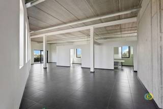 Deze kantoorruimte van 273 m² is gelegen op een uitstekende strategische locatie te Vilvoorde, met vlotte verbindingen richting Brussel, Mechelen...