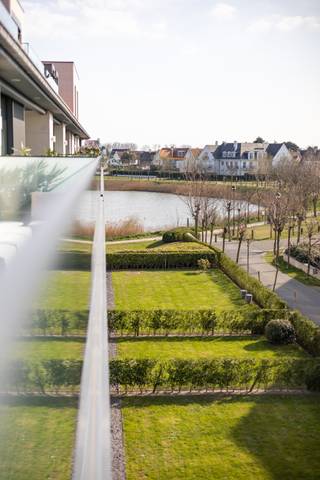 <strong>Knokke: uitzonderlijk ruim (302 m²</strong><strong>) luxeappartement te koop in residentie La Rive op een toplocatie nabij het Albertstrand en het casino.</strong><br /><br />Dit prestigieus, royaal en instapklaar nieuwbouwappartement van maar liefst 302 m², volledig ingericht met hoogwaardige materialen en voorzien van ruime zonneterrassen (73 m²), bevindt zich in het exclusieve project &amp;quot;La Rive&amp;quot;. Het appartement biedt een zijdelings uitzicht op het Zegemeer en het Casino, en bevindt zich daarbij op wandelafstand van het Albertstrand.<br /><br /><strong>Indeling:</strong><br />Inkomhal met gastentoilet en aparte toegang voor dienstverleners, een bijzonder ruime en lichtrijke leefruimte voorzien van alle comfort (gevelbreedte van 16,5m) die toegang geeft tot het zonnige terras. Daarbij is de woonkamer ook voorzien van een sfeervolle gashaard en een infraroodsauna. Verder beschikt het appartement over een open keuken, die volledig geïnstalleerd is met moderne toestellen. <br /><br />3 ruime slaapkamers (mogelijkheid tot een 4e), elk met toegang tot het terras. 2 volwaardige badkamers, dressing en praktisch berging/wasplaats.<br /><br /><strong>Troeven: </strong>
<ul><li>Hoogwaardige en hedendaagse afwerking.</li><li>Voorzien van airco, domotica en alarmsysteem.</li><li>Twee privatieve bergingen.</li><li>Gemeenschappelijke fietsenberging.</li><li>Mogelijkheid tot aankopen van een garagebox die geschikt is voor 4 wagens en voorzien is van een laadpunt. </li></ul>
Voor meer info? Contacteer <strong>Ayita</strong> 0496 13 43 12 of <strong>Stefan</strong> 0495 18 12 59.