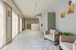 Op zoek naar een eigendom met allure, ruimte en karakter? Deze majestueuze villa in het centrum van Sint-Niklaas is een unieke kans voor wie droomt van grandeur én praktisch comfort.<br />Het perceel van maar liefst 1.950 m² biedt u alle vrijheid om te leven zoals u wilt. De bewoonbare oppervlakte van 558 m², verdeeld over drie verdiepingen, maakt deze woning ideaal voor een groot gezin of voor wie wonen en werken onder één dak wil combineren — met meerdere bureauruimtes reeds aanwezig. Zeven ruime slaapkamers staan klaar voor gebruik, met potentieel voor nog drie extra, aangevuld met twee luxueuze badkamers.<br />De volledig vernieuwde zolderverdieping vormt een opmerkelijke troef: een complete transformatie die extra woonruimte creëert, perfect voor bijkomende slaapkamers of een eigen invulling naar wens. De woning is bovendien goed geïsoleerd, met 16 cm dakisolatie, dubbele beglazing en spouwmuren, en rust op een solide betonnen structuur. Met EPC D geldt er geen renovatieverplichting — u geniet meteen van uw nieuwe thuis, zonder bouwwerken.<br />Praktisch is deze villa al even sterk: een garage, een ruime (wijn)kelder, en voldoende plaats voor meerdere wagens op het terrein. De gunstige oriëntatie zorgt voor een schitterende lichtinval doorheen de woning, prachtig geaccentueerd door het verzorgde parket. Centrale verwarming op stookolie houdt het huis comfortabel doorheen de seizoenen.<br />Buiten wacht een ruime tuin, omsloten door een statige toegangspoort die de woning direct dat tijdloze karakter geeft. Een plek om te ontspannen, te genieten en onvergetelijke momenten te creëren — van rustige avonden tot gezellige barbecues met familie en vrienden.<br />De centrale ligging in Sint-Niklaas combineert rust met bereikbaarheid, en maakt deze villa niet zomaar een huis, maar een levensstijl.<br />Wacht niet langer om deze buitenkans te ontdekken. Contacteer ons vandaag nog om een bezichtiging in te plannen en stap binnen in uw toekomstige thuis. Bel of mail ons op het nummer: 052/46.38.03 of info@uw-huis.be en wie weet tot binnenkort!