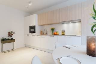 INSTAPKLARE STADWONING MET 4 RUIME SLAAPKAMERS - TERRAS EN STADSTUIN – 6% BTW MOGELIJK <br /><br />Wonen in Hof Berlamuze is kiezen voor ruimte, rust en licht, midden in de stad. Deze grondgebonden nieuwbouwwoning ligt in het autovrije, groene binnengebied en combineert comfort met een doordachte indeling. <br /><br />De woning telt drie volwaardige bouwlagen, vier slaapkamers en twee badkamers. Op het gelijkvloers bevindt zich een lichtrijke doorzonleefruimte met open, volledig ingerichte keuken, praktische berging en inkomhal met gastentoilet. De keuken geeft uit op een zuidgericht privatief terras aan het groene binnengebied. Via het grote raam in de leefruimte bereik je de omheinde stadstuin met zicht op een rustig kruiwagenpad. <br /><br />Op de eerste verdieping vind je tweeruime slaapkamers en een derde kamer, ideaal als bureau of babykamer. De badkamer beschikt over een inloopdouche, dubbel lavabomeubel en toilet. De tweede verdieping is ingericht als riante masterbedroom met dressing en ensuite badkamer met douche en toilet. <br /><br />Ondergrondse parking aanwezig. <br /><br />Verlaagd btw-tarief van 6% mogelijk, goed voor een besparing van € 69.000 (onder voorwaarden). <br /><br />Info of afspraak: www.hofberlamuze.be - wonen@fidesinvest.be - 03 232 54 00