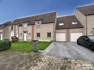 Deze ruime en lichtrijke woning geniet van een rustige doch centrale ligging op wandelafstand van verschillende winkels, diensten en openbaar...