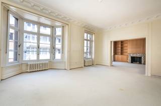 In de strategisch gelegen Emile Clauslaan, op de 2ᵉ verdieping van een karaktervol gebouw, ontdekt u dit ruime appartement van ±257 m², een echte buitenkans voor liefhebbers van charme, grote volumes… en projecten met meerwaarde. Vanaf de inkomhal, beveiligd met een gepantserde deur, leidt een royale en lichtrijke leefruimte met authentieke schouwen u verder het appartement in. Het beschikt over 3 grote slaapkamers, 2 badkamers, een keuken en een veelzijdige ruimte van ±22 m², ideaal als elegant bureau, hobbyruimte of extra suite, afhankelijk van uw wensen. Twee aparte WC’s, twee balkons en talrijke opbergruimtes zorgen voor extra comfort. Het pand omvat bovendien 2 kelders en een buitenparkeerplaats in de binnentuin (nr. 5), inbegrepen in de prijs — een waardevol voordeel in deze gegeerde buurt. Het appartement is uitgerust met enkel glas en biedt daardoor een uitstekend potentieel voor energetische en esthetische verbetering. De indrukwekkende volumes, het authentieke karakter en de indeling vormen een perfecte basis om een interieur volledig op maat te creëren: modernisering, optimalisatie, herindeling… de mogelijkheden zijn legio. Een zeldzaam aanbod dat ruimte, charme en een sterk valorisatiepotentieel combineert, gelegen op een as die verschillende centrale punten van Brussel met elkaar verbindt. EPC: E-. Een echte coup de cœur – te bezoeken zonder uitstel!Afmetingen louter ter indicatie.