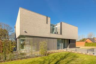 <strong>Indrukwekkende en prachtig afgewerkte luxe villa, gelegen op een rustig en zonnig perceel van 14 a 63ca in het hart van Koersel.</strong> <br />Deze villa biedt een verfijnde mix van elegantie en comfort en staat garant voor een luxueuze leefervaring<br /><br />Bij binnenkomst wordt u verwelkomd door een ruime en lichte eetkamer, die ideaal is voor gezellige diners met vrienden en familie. Grote ramen zorgen voor een overvloed aan natuurlijk licht en bieden een prachtig uitzicht op de omringende tuin en het zwembad. De zitkamer biedt een oase van rust en naastliggend is een bureauruimte die ervoor zorgt dat je terwijl je werkt toch kan meegenieten van de gezelligheid.<br /><br />De keuken is een waar meesterwerk van luxe en functionaliteit. Volledig uitgerust met hoogwaardige apparatuur, biedt de keuken voldoende ruimte om te koken en te genieten van culinaire hoogstandjes. Het moderne design combineert esthetiek met praktisch gebruiksgemak.<br /><br />Daarnaast is er een praktische berging voor extra opbergruimte, zodat alles netjes en georganiseerd blijft.<br />De woning is volledig onderkelderd.<br /><br />Op de eerste verdieping bevinden zich de vier ruime slaapkamers, elk met zijn eigen unieke charme en veel natuurlijk licht. De slaapkamers zijn ruim en overal voorzien van inbouwkasten. De masterbedroom heeft een ruime dressing.<br /><br />Er zijn twee stijlvolle badkamers op deze verdieping, beide uitgerust met hoogwaardige afwerkingen. De badkamers zijn een perfecte combinatie van luxe en comfort. De kleindte badkamer is voorzien van badmeubel en douche , de andere bad en douche.<br /><br />Exterieur:<br />Naast de imposante binnenruimtes biedt het perceel van 14a63ca een prachtig zwembad van 11 meter bij 4 meter, ideaal om te ontspannen en te genieten van de zon. Het poolhouse met aparte toilet en douche maakt het mogelijk om buiten te genieten van het zwembad zonder de villa binnen te betreden.<br /><br />Belangrijkste troeven:<br /><br />Ruime 347 m² woonoppervlakte<br /><br />Ingemaakte kasten in elke ruimte zorgen voor een zee aan opbergruimte<br /><br />Energiezuinig met een EPC-label A (86kWh)<br /><br />Volledig onderkelderd voor extra opbergruimte<br /><br />Poolhouse met aparte toilet en douche voor ultiem comfort<br /><br />Geavanceerd alarmsysteem en centraal bestuurd domoticasysteem voor extra veiligheid en gemak<br /><br />Een villa die het beste biedt op het gebied van luxe, privacy en comfort – een unieke kans die je niet wilt missen!
