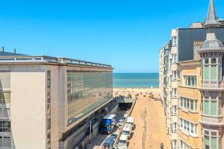Ce bel appartement en duplex est situé aux cinquième et sixième étages de la récente résidence Fleur située à Ostende. Grâce à son emplacement central, vous êtes au cœur du centre-ville animé d'Ostende. <br /><br />Disposition :<br />* Cinquième étage : <br />- espace de vie (salon et salle à manger) <br />- magnifique terrasse (12 m²) avec vue imprenable sur la mer <br />- cuisine ouverte équipée d'une plaque vitrocéramique, d'un évier, d'un four combiné, d'un lave-vaisselle, d'un réfrigérateur avec congélateur et d'un raccordement pour lave-linge<br />- toilettes séparées avec lave-mains <br />- terrasse (4 m²) à l'arrière <br /><br />* Sixième étage (accessible par un escalier intérieur)<br />- salle de nuit<br />- salle de bain avec meuble de toilette avec armoire à glace, douche et toilettes<br />- chambre 1 (12 m²) avec terrasse attenante (7 m²) avec une vue imprenable <br />- rangement<br />- terrasse arrière (7m²)<br /><br />Actuellement meublé comme un appartement d'une chambre mais possibilité de créer une 2ème chambre !<br /><br />Vous pouvez également utiliser le local à vélos commun situé dans le bâtiment. <br /><br />Avantages : <br />- appartement lumineux<br />- une terrasse ensoleillée avec une vue imprenable sur la mer<br />- résidence récente<br />- emplacement très central<br />- petit immeuble (1 appartement par étage)<br /><br />Vous recherchez un appartement prêt à emménager avec tout le confort et offrant une vue magnifique ? Appelez-nous bientôt pour une visite sur place !<br /><br />Registre des mesures: en cours de demande