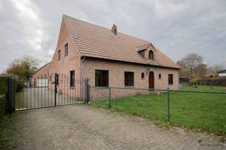 <p><span>Rustig gelegen villa met min. 5 slaapkamers, ruime garage en zwembad op 1.876 m².</span><span> </span></p><p><span> </span></p><p><span>Gelijkvloers: </span></p><p><span>Inkomhal met apart toilet. </span></p><p><span>Woonkamer van 52 m² op parket, voorzien van speksteenkachel. </span></p><p><span>Open geïnstallerde keuken van 22 m² met: </span></p><p><span>- natuurstenen werkblad </span></p><p><span>- dubbele spoelbak </span></p><p><span>- dampkap </span></p><p><span>- inductiekookplaat </span></p><p><span>- oven </span></p><p><span>- microgolf </span></p><p><span>- vaatwasmachine </span></p><p><span>Veranda/polyvalente ruimte van 50 m² op parket. </span></p><p><span>Wasplaats/achterinkom/CV-ruimte op keramische tegel. </span></p><p><span>Slaapkamer 1 van 18 m² op parket. </span></p><p><span><br /></span><span>Eerste verdieping</span><span>: </span></p><p><span>Badkamer van 17 m² op keramische tegel met bad, douche, dubbele lavabo en toilet. </span></p><p><span>4 ruime slaapkamers, allen op parket: </span></p><p><span>- slaapkamer 2 van 24 m² </span></p><p><span>- slaapkamer 3 en 4, beide van 19 m² </span></p><p><span>- slaapkamer 5 van 26,5 m² met ingemaakte kasten </span></p><p><span> </span></p><p><span>Overdekt terras van 24 m² met bijkeuken/overdekt terras van 10,5 m². </span></p><p><span>Zwembad van 9 × 4,5 m. </span></p><p><span> </span></p><p><span>Ruime zolder. <br />Kelder van 50 m² verdeeld over 3 ruimtes. </span></p><p><span> </span></p><p><span>Bijgebouwen</span><span>: </span></p><p><span>Uitpandige dubbele garage van 50 m² op keramische tegel met zolder van 38 m² nuttige ruimte. </span></p><p><span>Buitenberging van 51,5 m². </span></p><p><span>Tuinhuis van 10 m². </span></p><p><span><br /></span><span>Bijzonderheden</span><span>: </span></p><p><span>54 zonnepanelen en laadpaal aanwezig. </span></p><p><span>Bewoonbare oppervlakte: 341,5 m². </span></p><p><span>Bebouwde oppervlakte: 333 m². </span></p><p><span>Serre achter in de tuin. </span></p><p><span> </span></p><p><span>Stedenbouwkundige inlichtingen: Vergunning aanwezig, geen verkavelingsvergunning, geen voorkooprecht, geen maatschappelijke herstelmaatregel opgelegd, woongebied. </span></p>