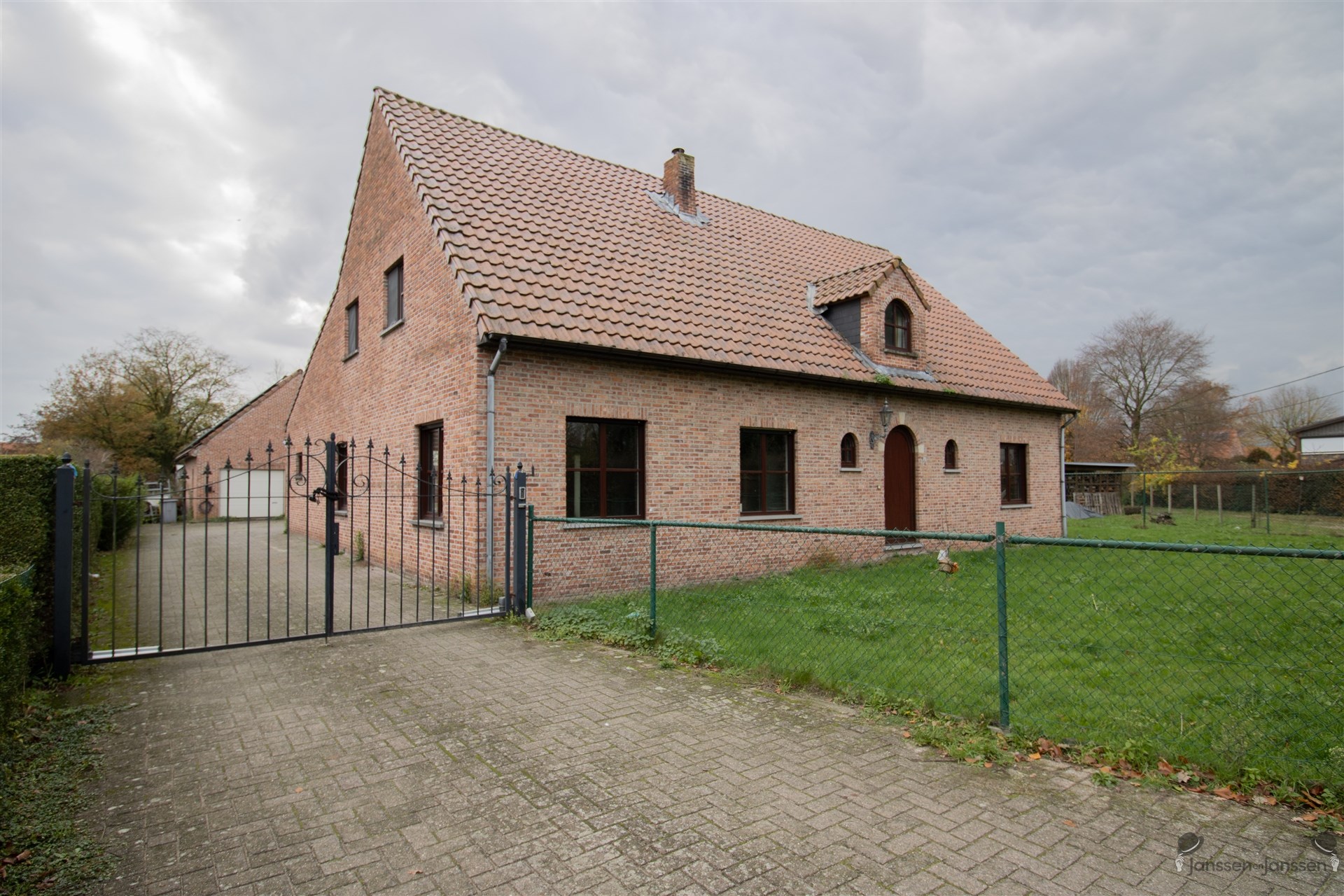 Rustig gelegen villa met min. 5 slaapkamers, ruime garage en zwembad op 1.876 m² - foto 1