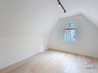 <strong>BRUSSEL: In het stadscentrum en dicht bij alle voorzieningen, volledig gerenoveerde studio van ±35 m² gelegen op de 3e verdieping zonder lift. De indeling is als volgt: woonkamer van ±13 m², ingerichte keuken (oven, kookplaten, afzuigkap, koelkast en vriezer), doucheruimte, toilet. Kosten: Voorschot van 50€/maand, inclusief koud water en gemeenschappelijke kosten. EPC D. Per direct beschikbaar. </strong><br /><br /><span>Op de 3e verdieping zonder lift</span> :<span> </span><br /><br />- Woonkamer ±13 m²<br /><br />- Ingerichte keuken (oven, kookplaten, afzuigkap, koelkast en vriezer) <br /><br />- Doucheruimte <br /><br />- WC
