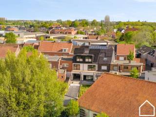 Dit duplex appartement met enorm veel natuurlijke lichtinval en ruime zuidgerichte terras biedt tal van andere troeven...ONTDEK HET APPARTEMENT VIA...
