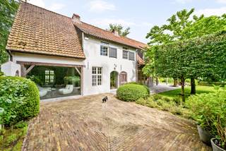 In de gegeerde residentiële omgeving van Schilde Bergen bevindt zich deze charmante, totaal-gerenoveerde villa op 2.100 m². De woning combineert...
