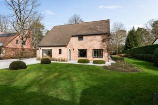 <strong>Instapklare, stijlvol gerenoveerde villa in residentiële wijk op de grens met Schilde, op een prachtig perceel van ca. 2.300 m²!</strong><br /><br /><strong>Deze prachtige villa bevindt zich in de rustige en residentiële wijk Den Drijhoek, op de grens van Zoersel en Schilde. De woning werd recent grondig vernieuwd en combineert een hoogwaardige afwerking met een aangename lichtinval en een doordachte indeling. Dankzij de grote raampartijen, mooie materialen zoals travertin en eiken parket, en het zicht op de verzorgde tuin, ontstaat een bijzonder warme en luxueuze woonbeleving.</strong><br /><br /><strong>De gelijkvloerse verdieping:</strong><br />- een stijlvolle inkomhal op beige travertin met gastentoilet en handenwasser,<br />- een vernieuwd bureau op houten parketvloer met ingemaakte bureaumeubel, veel lichtinval dankzij een raam tot op de grond en een elegante stalen deur,<br />- een sfeervolle woonkamer met visgraat eiken parketvloer, een ingemaakte gashaard met Italiaanse natuursteen en maatwerk tv-meubel, grote raampartijen tot op de grond met prachtig zicht op de tuin,<br />- een eetkamer in erker met dezelfde parketvloer en een directe toegang tot het terras en de tuin,<br />- een volledig uitgeruste keuken op beige travertin met dubbele spoelbak, natuurstenen eiland en kwalitatieve inbouwtoestellen (Miele inductiekookplaat en dampkap, Siemens vaatwasser, Siemens combi-oven en heteluchtoven, Miele koelkast en vriezer High Line),<br />- een praktische achterliggende wasplaats met ingemaakte kasten, aansluiting voor wasapparatuur en warmtepompboiler,<br />- een tweede leefruimte / tv-kamer / bureau met travertinvloer, open haard op hout, grote raampartijen tot op de grond en toegang tot terras en tuin,<br />- een berging met spoelbak, cv-ketel (Junkers) en een tweede ingang of personeelsingang.<br /><br /><strong>De eerste verdieping:</strong><br />- een nachthal met apart nachttoilet (hangtoilet Villeroy &amp; Boch) en ingemaakte kast,<br />- een ruime hoofdslaapkamer met ingemaakte kasten,<br />- een hoofdbadkamer met dubbele lavabo (Villeroy &amp; Boch), inloop-regendouche en ingemaakte kasten.<br />- een tweede slaapkamer op parket met ingemaakte kast,<br />- een derde slaapkamer op parket met ingemaakte kasten,<br />- een vierde slaapkamer op parket met ingemaakt bed en kast,<br />- een douchekamer met lavabo (Villeroy &amp; Boch), en inloop-regendouche,<br /><br /><strong>De zolder:</strong><br />- een ruime zolderverdieping onder het dak bereikbaar via een vlizotrap,<br />- het dak werd volledig langs de binnenzijde geïsoleerd (2025).<br /><br /><strong>De tuin:</strong><br />- een prachtige, volledig omheinde (automatische poort) en uitstekend onderhouden tuin,<br />- meerdere aangename terrassen met buitenverlichting,<br />- een ruim tuinhuis,<br />- een drainagesysteem voorzien over het volledige perceel.<br /><br /><strong>Algemeen</strong>:<br />- uitstekende ligging in postcode Zoersel, op de grens met Schilde,<br />- rustige en residentiële omgeving,<br />- zeer lichtrijke woning dankzij grote raampartijen,<br />- gelijkvloerse verdieping, badkamers en bureau recent volledig vernieuwd,<br />- alarmsysteem aanwezig,<br />- kwalitatieve en duurzame materialen doorheen de hele woning.<br /><br /><strong>Een bijzonder verzorgde en instapklare villa op een gegeerde locatie, waar ruimte, comfort en stijlvolle afwerking perfect samenkomen. Ideaal voor wie op zoek is naar een kwalitatieve gezinswoning in een rustige, residentiële omgeving.</strong>