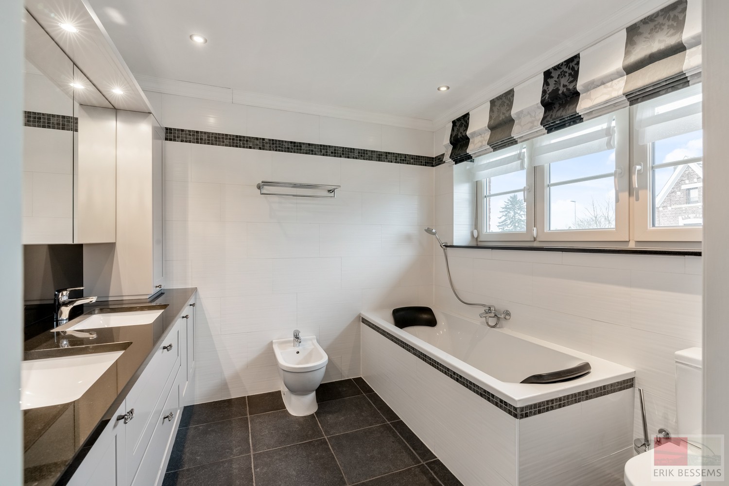 Deze ruime landelijk gelegen woning, met een woonoppervlakte van circa 287 m² en gelegen op een perceel van 3969 m², is voorzien van alle moderne comfort. - photo 5