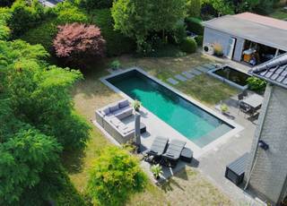 Deze ruime, moderne villa uit 2012 met vier slaapkamers bevindt zich op een absolute toplocatie: rustig gelegen in een groene woonomgeving, op...