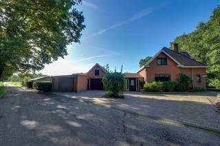 KARAKTERVOLLE WONING OP 41,73 ARE TE OPGLABBEEK<br /><br />Deze ruime woning is gelegen tegen natuurgebied op 1 kilometer van het centrum van Opglabbeek. Bijgevolg zijn het centrum van Opglabbeek met haar voorzieningen zoals scholen, winkels en restaurants vlot bereikbaar. Bovendien ligt het natuurgebied "de Duinengordel" met haar wandelpaden en ruiternetwerk in je achtertuin waardoor deze woning een buitenkans is voor de natuur- en paardenliefhebber.<br /><br />Het huis is voorzien van 16 zonnepanelen (16 x 235 kWh) met groenestroomcertificaten (330 euro/1.000 kWh), het dak en de spouwmuur van de hoofdbouw zijn geïsoleerd, er zijn overal pvc ramen met dubbele beglazing en grotendeels automatische rolluiken voorzien. Alsnog valt de woning onder renovatieverplichting binnen de 6 jaar na aankoop. Om het EPC- peil naar het gewenste D-label om te vormen zijn er verschillende opties zoals bijvoorbeeld het dak extra isoleren of de verouderde stookolieketel vervangen door een warmtepomp of aardgasketel. Op onze website kan u een renovatierapport downloaden waar u een idee kan krijgen van de kosten die nodig zijn om het D-label te behalen.<br /><br />Gelijkvloers beschikt u over een ruim leefgedeelte van bijna 50 m² bestaande uit een gezellige living met eetplaats en zithoek met ingebouwde houthaard. Aanpalend is er een goed uitgeruste keuken geïnstalleerd. Van hieruit heeft u toegang tot het naastgelegen, deels overdekte terras met een gunstige, zuidelijke zonoriëntatie.<br /><br />Voorts zijn er een inkomhal, een gastentoilet, een wasplaats, achterinkom, een bureau en een badkamer ter beschikking in de hoofdbouw. Ook zijn er nog 2 ruime garages, een serre en een ruime werkplaats van 56 m² gelegen in de tuinzone. De eerste verdieping heeft op haar beurt 3 slaapkamers, een overloop en een toilet te bieden. Extra bergruimte is voorhanden op de zolder en in de kelderverdieping.<br /><br />De woning is gelegen op een ruim perceel van 41,73 are, ideaal voor het houden van dieren. Bovendien kan er gezien de ligging in agrarisch gebied nooit langs de woning gebouwd worden waardoor uw privacy gegarandeerd blijft.<br /><br />Enkele TROEVEN van deze woning opgelijst:<br /><br />+ Perceel 41,73 are<br />+ 16 zonnepanelen met groenestroomcertificaten<br />+ Dubbele beglazing + automatische rolluiken<br />+ Dak + spouw hoofdbouw geïsoleerd<br />+ Mooie ligging tegen natuurgebied<br />+ Ruime loods 56 m² + 2 ruime garages<br />+ Veel privacy / geen directe buren<br />+ Betonnen tussenvloeren<br /><br />Kortom, een uitzonderlijk aanbod voor wie op zoek is naar een degelijke woning met veel privacy op een ruim perceel. Meer info? Contacteer Maarten Delbroek via maarten@vestio.com of bel naar 0471/034804.<br />