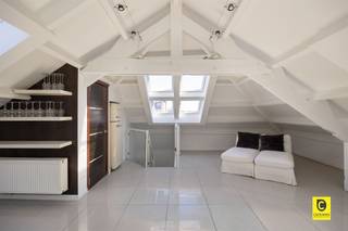 <p><span>Uniek duplex appartement met zonnig terras in het Groen Kwartier</span></p><p><span>Wonen in een stukje Antwerpse geschiedenis, midden in het levendige Groen Kwartier. Dit bijzondere duplex appartement bevindt zich in het voormalige kinderhospitaal 'Good Engels', een prachtig gerenoveerd erfgoedgebouw waar karakter en hedendaags wooncomfort naadloos samenkomen. Dit unieke hoekappartement geniet van veel lichtinval en extra privacy.</span></p><p><span> </span></p><p><span>Derde verdieping</span></p><p><span>U betreedt het appartement via uw eigen voordeur op de derde verdieping. De inkomhal met bijzonder ruime ingemaakte kasten zorgt meteen voor veel praktische opbergruimte.</span></p><p><span> </span></p><p><span>Op deze verdieping bevindt zich de ruime keuken met eiland en eetkamer, een heerlijke plek om te koken en te tafelen. De keuken is volledig uitgerust en staat in directe verbinding met het zonnige zuidgerichte terras van ca. 12 m². Deze plek biedt een vrij uitzicht op het groene binnenplein en laat u de hele dag door genieten van de zon.</span></p><p><span> </span></p><p><span>Verder vindt u op deze verdieping twee slaapkamers. Eén van de kamers beschikt bovendien over een aparte berging. De badkamer is uitgerust met een ligbad en een douche, ideaal voor zowel een snelle ochtend als een ontspannen avond.</span></p><p><span> </span></p><p><span>Vierde verdieping</span></p><p><span>Een verdieping hoger wacht een prachtige, lichtrijke leefruimte met zichtbare dakstructuur. De grote ramen en het open karakter zorgen hier voor een bijzonder aangename sfeer. Omdat dit de bovenste verdieping is, geniet u bovendien van extra rust en geen bovenburen. Op deze verdieping bevindt zich ook een apart toilet.</span></p><p><span> </span></p><p><span>Extra troeven</span></p><p><span>- Gelegen in het iconische 'Good Engels'</span></p><p><span>- Toplocatie in het Groen Kwartier</span></p><p><span>- Duplex appartement op verdieping 3 en 4</span></p><p><span>- Hoekappartement met veel lichtinval</span></p><p><span>- Zuidgericht terras van ca. 12 m² met zicht op groen</span></p><p><span> </span></p><p><span>Een appartement met karakter, licht en een fantastisch terras, op een van de meest gegeerde locaties van Antwerpen. Hier woont u rustig en groen, met de stad altijd vlakbij. Dit is zo'n plek waar u meteen voelt: hier wil ik wonen.</span></p>