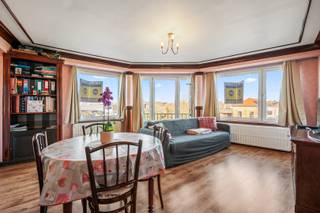 Dit gezellige en instapklare appartement ligt pal in het centrum van Tienen, op wandelafstand van scholen, winkels, supermarkten, openbaar vervoer en tal van andere voorzieningen. Het appartement bevindt zich op de derde verdieping van een kleinschalig gebouw met slechts vijf andere wooneenheden, wat bijdraagt aan een rustige en aangename woonomgeving. Het appartement is makkelijk bereikbaar met de lift. Binnenin vindt u twee slaapkamers, een ruime en lichtrijke leefruimte, een goed uitgeruste keuken met aansluitend terras, een apart toilet en een private kelderberging. Op amper 50 meter wandelen is er bovendien een huurgarage beschikbaar die kan worden overgenomen.<br />Dankzij het gunstige EPC, het ontbreken van renovatieverplichtingen en de instapklare staat hoeft u enkel nog uw koffers te pakken.