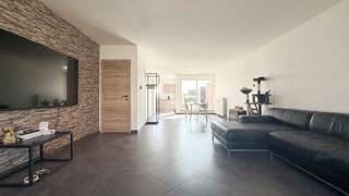 <p>Dit ruime appartement beschikt over een bewoonbare oppervlakte van maar liefst 127 m². Dankzij de praktische indeling, de aangename lichtinval en de ruime kamers biedt deze woning een bijzonder comfortabel woongevoel.</p>
<p>Via de private inkomhal bereikt u de verdieping. Hier vindt u een afzonderlijk gastentoilet en een doorgang naar de ruime leef- en eetruimte. Beide vormen één open en aangename leefruimte, waar grote raampartijen zorgen voor veel natuurlijk licht.</p>
<p>Aansluitend bevindt zich de volledig uitgeruste keuken, die zich in een verzorgde en goede staat bevindt. Via de keuken bereikt u bovendien de praktische berging/technische ruimte, ideaal voor extra opslag en het plaatsen van huishoudtoestellen.</p>
<p>Verder beschikt het appartement over twee ruime slaapkamers en een verzorgde badkamer, uitgerust met zowel een ligbad als een douche. Ook een tweede afzonderlijk toilet is aanwezig, wat het dagelijkse comfort extra verhoogt.</p>
<p>Vanuit de eetruimte heeft u toegang tot het aangename terras, waar u in alle rust kunt genieten van een moment in de buitenlucht.</p>
<p>Ook op technisch vlak is dit appartement een interessante keuze. De elektrische installatie is conform en met een EPC-label B scoort de woning bijzonder goed op het vlak van energiezuinigheid.</p>
<p>Het appartement is gelegen in een kleinschalige residentie, wat zorgt voor een aangename en rustige woonomgeving, terwijl alle voorzieningen van het centrum van Koersel zich binnen handbereik bevinden.</p>
<p>Troeven:</p>
<ul>
<li>Ruim duplexappartement van 127 m²</li>
<li>Centrale ligging in het centrum van Koersel</li>
<li>recent gebouw van 2006</li>
<li>Lichtrijke, open leef- en eetruimte</li>
<li>Volledig uitgeruste en verzorgde keuken</li>
<li>Twee ruime slaapkamers</li>
<li>Badkamer met ligbad én douche</li>
<li>Twee afzonderlijke toiletten</li>
<li>Aangenaam terras</li>
<li>Praktische berging/technische ruimte</li>
<li>Conforme elektrische installatie</li>
<li>Energiezuinig EPC-label B</li>
<li>Gelegen in een kleinschalige residentie</li>
</ul>
<p>Neem gerust contact met ons op voor meer informatie of een bezichtiging.</p>