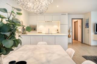 Dit <strong>moderne</strong> appartement uit <strong>2015</strong> bevindt zich in het residentiële domein 'River Valley' in Nieuwpoort-Stad.<br />Gelegen in een rustige, doodlopende straat, geniet u hier van volledige rust, terwijl het stadscentrum toch op een steenworp afstand ligt.<br /><br />De <strong>hoogwaardige afwerking</strong> garandeert comfort en energiezuinigheid.<br />Alle gebruikte materialen zijn van topkwaliteit, inclusief een <strong>warmtepomp</strong> <strong>en ventilatie met warmteterugwinning</strong>, zodat u zich geen zorgen hoeft te maken over het energetische aspect.<br /><br />De indeling is als volgt:
<ul>
	<li>Inkomhal met ruimte voor vestiaire;</li>
	<li>Apart toilet;</li>
	<li><strong>Zéér lichtrijke</strong> leefruimte met prachtige parkettegel;</li>
	<li>Open, volledig ingerichte keuken met hoogwaardige toestellen van het merk '<strong>SMEG</strong>';</li>
	<li><strong>Groot hoekterras</strong> met mooi zicht op groen, voorzien van buitenverwarming;</li>
	<li><strong>Twee ruime, volwaardige slaapkamers </strong>voorzien van inbouwkasten;</li>
	<li>Mooie badkamer met wastafel, <strong>inloopdouche</strong> en aansluiting voor wasmachine/droogkast;</li>
	<li>Berging;</li>
</ul>
<br />Extra troeven:
<ul>
	<li>Mogelijkheid tot aankoop ruime garagebox in het gebouw (€ 55.000,00);</li>
	<li><strong>Zéér energiezuinig - EPC label A</strong>;</li>
	<li>Elektrische keuring is conform de bestaande wetgeving en geldig t.e.m. 2040;</li>
</ul>
