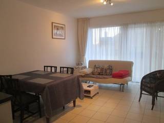 Mooie studio te huur vlakbij duinen en strand! <br />Studio bestaande uit living, keuken, badkamer met inloopdouche en toilet. <br />Gemeubeld.<br />EPC: 316 kWh/m2<br />Ingemaakt bed in wandmeubel.<br />Fietshaak nummer 5 in de residentie zelf.<br />Maandelijkse huurprijs: 600 EUR + provisioneel bedrag van 50 EUR algemene onkosten = 650 EUR per maand.<br />Vrij per 01/10/2026.