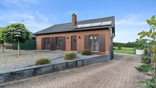 Welkom op de Weg naar As 136 te Opoeteren.<br /><br />Bent u op zoek naar een ruime open bebouwing vlakbij Niel-bij-As?<br />Bent u op zoek naar woning dewelke u als gelijkvloerse woning kan benutten? <br />Dan is deze woning met 4 slaapkamers precies wat u zoekt!<br /><br />Deze woning is gebouwd in 1979 en werd doorheen de jaren zéér goed onderhouden.<br />Het resultaat? Een ruime woning waar jong en oud zich meteen thuis voelt.<br /><br />Ontdek het appartement alvast via de virtuele rondleiding:<br />👉 https://player.vimeo.com/video/1118756819<br /><br />Troeven van het appartement<br />✔ Gunstige ligging<br />✔ Ruim perceel: 21a 15ca<br />✔ Woonoppervlakte (netto): 207,90 m²<br />✔ Bruikbare oppervlakte (netto): 314,90 m²<br />✔ Verwarming op gas<br />✔ D-label : geen renovatieverplichting<br />✔ Asbestveilige woning<br />✔ 4 slaapkamers<br />✔ 3 badkamers<br /><br />Indeling<br />Kelder : 107 m²<br />De woning is volledig onderkelderd, waarbij een inpandige garage voorzien is van 38,27 m².<br /><br />Gelijkvloers: 142,90 m² <br />Het gelijkvloers bestaat uit: inkomhal, woonkamer, berging, toilet, keuken, badkamer 1, badkamer 2, slaapkamer 1, slaapkamer 2 en een veranda.<br /><br />Verdiep: 65 m²<br />Via de vaste trap bereikt u het verdiep.<br />Het verdiep bestaat uit: ruime hal, slaapkamer 3, slaapkamer 4 en badkamer 3.<br /><br />Documenten<br />Het EPC-verslag, de elektrische keuring en de grondplannen kan u eenvoudig downloaden in bijlage.<br /><br />Interesse in een bezichtiging?<br />Bel ons via 089 391 555 of mail naar info@frerevastgoed.be.<br /><br />* Opmetingen van de binnenmaten zijn indicatief en kunnen licht afwijken.