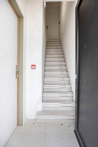 Voor verdere info of een vrijblijvende waardebepaling van uw eigendom: stephanie.mottie@homixx.be of 016 199 348.<br /><br />Wij stellen u graag dit unieke appartement voor, gelegen op een absolute toplocatie nabij het centrum van Koningshooikt. Dit gebouw werd in 2026 grondig en volledig gerenoveerd, waarbij alles nieuw is geplaatst met uitzondering van de buitenmuren. Hier geniet u van het comfort van een splinternieuwe woning in een kleinschalig gebouw met slechts één onderbuur, zonder gemeenschappelijke kosten!<br /><br />Het appartement beschikt over een slimme indeling met een woonoppervlakte van ca. 80 m². U treedt binnen in een lichtrijke leefruimte met een volledig geïnstalleerde open keuken. Verder omvat dit appartement twee mooie slaapkamers, een moderne badkamer, een apart toilet, een praktische berging en een functionele wasplaats. Dankzij de deugdelijke nieuwe isolatie en de aanwezige zonnepanelen is het pand bijzonder energiezuinig. <br /><br />Buiten geniet u in alle rust op het prachtig betegelde terras van ca. 10 m² met een prachtig zicht op het groen. Bovendien beschikt u over een buitenparkeerplaats recht voor de deur. Een instapklaar en zorgeloos pareltje! Neem vandaag nog contact met ons op om uw bezoek te plannen.<br /><br />Het appartement is onmiddellijk beschikbaar!<br /><br />Meer info via stephanie.mottie@homixx.be of 016 199 348.