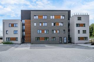 <p>We Invest Liège a le plaisir de vous présenter "Entre 2 Monts", situé à Seilles, dans un petit clos privatif, le projet "Entre 2 Monts" propose un cadre de vie paisible, moderne et parfaitement connecté. Cette première phase comprend 25 appartements neufs, allant de 1 à 3 chambres, conçus pour répondre aux attentes des occupants les plus exigeants. Les appartements situés au rez-de-chaussée bénéficient d’un jardin privatif avec terrasse, tandis que ceux en étage offrent de belles terrasses privatives, idéales pour profiter des beaux jours. Tous les logements sont entièrement prêts à vivre : cuisine équipée, murs peints, luminaires installés. Vous n’avez plus qu’à y poser vos valises. La localisation est un véritable atout : proche de la gare, des commerces et des grands axes routiers, le projet est extrêmement bien desservi tout en offrant un environnement boisé et sécurisé. Côté technique, "Entre 2 Monts" répond aux standards les plus récents en matière de performance énergétique : chauffage par le sol, triple vitrage, ventilation double flux avec récupération de chaleur, panneaux photovoltaïques individuels, emplacements de parking pré-câblés pour bornes de recharge électrique. "Entre 2 Monts" est une opportunité unique pour habiter ou investir dans un bien neuf de qualité, alliant confort, durabilité et accessibilité. Infos et visites au 04 277 00 07</p>