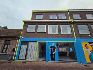 <span><strong>Zeer ruim triplex appartement met 3 slaapkamers in het centrum van Retie.<br /><br /></strong></span>Dit aangename triplex appartement beschikt over een aparte inkomhal met trap naar de leefverdieping. Op de eerste verdieping bevindt zich een ruime en lichtrijke woonkamer met directe toegang tot het deels overdekte terras, ideaal om in alle seizoenen van het buitenleven te genieten. Aansluitend is er de keuken en een afzonderlijk gastentoilet. Op de tweede verdieping bevinden zich drie volwaardige slaapkamers en een badkamer, uitgerust met een ligbad met douchearmatuur en een stijlvol badkamermeubel met dubbele wastafel.<br /><br /><span><strong>Huurprijs</strong></span>: €960,00 per maand.<br /><br /><span><strong>Beschikbaarheid</strong></span>: 1 mei 2026. <br /><br /><span><strong>EPC</strong></span>: 239 kWh/m².