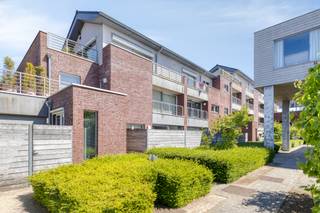 <p>Op zoek naar een <strong>instapklaar appartement met garage in Jabbeke</strong>? Ontdek dit lichtrijke appartement (97 m²) op de bovenste verdieping, rustig gelegen in het centrum van Jabbeke, doch vlot bereikbaar nabij winkels, openbaar vervoer en de E40.</p>

<p>De ruime leefruimte met grote raampartijen geniet van een overvloed aan natuurlijk licht en biedt een vrij uitzicht. Aansluitend bevindt zich een volledig uitgeruste keuken met kwaliteitsvolle materialen. Het appartement beschikt over 2 volwaardige slaapkamers, een badkamer, een apart toilet, een praktische berging én een aparte wasruimte.</p>

<p>Uniek zijn de twee ruime terrassen: een zonnig zuidwestgericht terras van 16 m² en een tweede terras van maar liefst 38 m² met noordwestelijke oriëntatie — ideaal om op elk moment van de dag van het buitenleven te genieten.</p>

<p>Extra comfort wordt geboden door de lift (enige appartement op de verdieping), centrale verwarming op gas (condensatieketel) en een gunstig EPC-label B (170 kWh/m²) — zonder renovatieverplichting.</p>

<p>Daarnaast beschikt het appartement over een privatieve zolder van 45 m² — een zeldzame extra bergruimte.</p>

<p>De afgesloten ondergrondse garage van 22 m² is inbegrepen in de prijs.</p>

<p>Kortom, een uitzonderlijk aanbod voor wie op zoek is naar een ruim en instapklaar appartement met garage in Jabbeke, op een topligging en met alle voorzieningen binnen handbereik.</p>