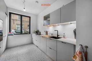 Met veel plezier stellen wij u deze volledig gerenoveerde woning voor, gelegen op een absolute toplocatie in Heverlee, net buiten de bruisende Leuvense binnenstad. Deze woning combineert hedendaags wooncomfort met een uiterst energiezuinige afwerking. Via de inkomhal komt u binnen in de open leefkeuken, die naadloos aansluit op de eet- en leefruimte. Dankzij de volledig opengewerkte gelijkvloerse verdieping geniet u hier van een uitzonderlijk ruimtegevoel en een overvloed aan natuurlijk licht. Het grote schuifraam in de woonkamer versterkt het aangename binnen-buitengevoel en geeft toegang tot de zuidwest-georiënteerde stadstuin. De woning beschikt verder over vier slaapkamers en biedt de mogelijkheid tot twee badkamers, wat zorgt voor extra comfort en flexibiliteit voor gezinnen, thuiswerkers of wie graag ruimte heeft voor hobby’s of logees. De hedendaagse badkamer is uitgerust met een zeer ruime inloopdouche, een ligbad en een dubbele lavabo. Ook op technisch vlak scoort deze woning uitstekend: met EPC-label A, 20 zonnepanelen, een thuisbatterij, een lucht-waterwarmtepomp op het gelijkvloers en een lucht-luchtsysteem met airco vanaf de eerste verdieping, woont u hier bijzonder energiezuinig. Daarnaast beschikt de woning over een regenwaterput aangesloten op de toiletten, een ventilatiesysteem C en een ruime kelder. Kortom: een energiezuinige en smaakvol vernieuwde woning op een gegeerde ligging in Heverlee. Interesse? Contacteer ons via info@homies.be of 016 22 82 22. (stedenbouw in aanvraag)