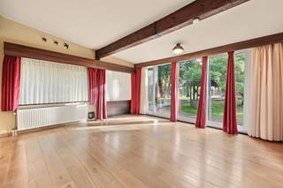 <p><span>Charmante laagbouwwoning met 2 slaapkamers op groot perceel in Schilde</span><span><br /><br />Op zoek naar een plek waar je elke dag geniet van rust en groen? Aan de </span><span>Hoeklaan 12</span><span> in </span><span>Schilde</span><span> vinden we deze </span><span>charmante laagbouwwoning met 2 slaapkamers</span><span>. De bomen en de aangelegde tuin zorgen voor een sfeervolle omgeving waar het heerlijk thuiskomen is.</span></p><p><span><br />De leefruimte heeft grote raampartijen, die het groen als het ware naar binnen halen. De aansluitende keuken beschikt naast een Bosch inductiekookplaat, oven, koelkast en vaatwas, ook over heel wat kastruimte, een lichtkoepel en rechtstreekse toegang tot het terras. Verder zijn er twee slaapkamers en een badkamer met ligbad/douche en een wastafelmeubel.</span></p><p><span><br />Ook buiten is het genieten. De </span><span>tuin met volwassen beplanting en terras</span><span> biedt fijne plekjes voor een rustig ontbijt, een gezellige barbecue of een ontspannen avond tussen het groen.</span></p><p><span>De woning ligt in de </span><span>bosrijke omgeving van Kotsbos</span><span>, met tal van wandel- en fietsmogelijkheden in de buurt. De omliggende dorpskernen van Sint-Antonius, Sint-Job-in-’t-Goor en Schilde bieden winkels, horeca en dagelijkse voorzieningen.</span></p><p><span><br />Voor het comfort is er centrale verwarming op gas, aangevuld met drie Daikin-airco-units die zowel verwarmen als koelen. De woning valt binnen het BPA ‘Kotsbos’, waar </span><span>permanente bewoning is toegestaan</span><span>.</span></p><p><span>De opmaak van het bestaande EPC dateert van vóór de plaatsing van de nieuwe CV ketel, de Daikin toestellen en (deels) nieuwe ramen.</span></p><p><span><br /></span><span>Troeven</span><span><br />- Rustige, groene ligging in Schilde<br />- Ruim perceel met aangelegde tuin en terras<br />- Twee slaapkamers<br />- Centrale verwarming op gas<br />- Daikin airco-units voor verwarmen en koelen<br />- Permanente bewoning toegestaan binnen BPA ‘Kotsbos’</span></p><p><span><br /></span><span>Ben jij geïnteresseerd in deze leuke woning te Schilde, ben je op zoek naar ander vastgoed of wens je de waarde van jouw eigendom te kennen? Dan ben je bij BOLT immo aan het juiste adres! Wij helpen jou graag verder.</span></p><p><span> </span></p>