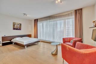 Gemeubelde studio van 42 m² in de Leopold Lendersstraat 6 te Sint-Joost, op een steenworp van de metrostations Madou en Kunst-Wet, in het hart van de Europese wijk. Ideaal gelegen op de 5e verdieping van een standingvol gebouw (2010) biedt deze ruime en lichtrijke studio een mooie open leefruimte (slaaphoek, salon, eethoek), een uitgeruste keuken en een badkamer met ligbad. Volledig gemeubeld en instapklaar, met conforme elektriciteit, parket, dubbele beglazing en elektrische verwarming. EPC E+. Vrij bij akte.<br />Een uitstekend investeringsproduct met een prachtig huurpotentieel.