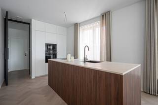 Residentie Kursaalpoort, Luxueus wonen op de Grote Markt in Turnhout<br /><br />Een historisch uitzicht op de Grote Markt van Turnhout en geïntegreerd in het nieuwe stadsdeel Turnova. Residentie Kursaalpoort huisvest 4 appartementen met een hoogwaardige afwerking verdeelt over 4 verdiepingen. Elk appartement beschikt over een groot terras dat uitgeeft op de Grote Markt. Dit is genieten van alles wat Turnhout te bieden heeft. De appartementen zijn 126 m² groot en hebben 3 slaapkamers. <br /><br />Ondergronds zijn er parkeerplaatsen, bergingen en een gemeenschappelijke fietsenstalling voorzien. Op de gelijkvloerse verdieping van dit gebouw is er een handelspand gevestigd. <br /><br />Appartement 5.2.1 :<br />Het ruime appartement van 126m² op de 2de verdieping heeft een inkomhal met ruime berging en apart gastentoilet, leefruimte met een open keuken, 3 slaapkamers, badkamer met nog een apart toilet. Het terras van 16m² heeft een prachtig uitzicht over de Grote Markt van Turnhout. E-peil: <54<br /><br />De afwerkingsgraad van dit appartement is bijzonder hoog, zo is gekozen voor een visgraat parket, een volledig geïnstalleerde Italiaanse maatkeuken met travertin werkblad, alsook een ingemaakte bureaumeubel om het leefcomfort zo aangenaam mogelijk te maken. In de slaapkamer is ook een volledige dressing voorzien.<br /><br />De verkoop valt onder Registratierechten (12%) en BTW (21%)<br /><br />Bel nu onze makelaar voor een afspraak!