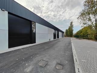 Nieuwbouw KMO-unit te huur met een oppervlakte van 177 m² en 2 privatieve parkeerplaatsen. De casco magazijnruimte (brandklasse C) is opgebouwd uit...