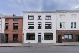 Op een uitstekende locatie aan de Hannuitsesteenweg 7 in Landen bevindt zich dit recent volledig gerenoveerde gelijkvloers appartement. Dankzij de nabijheid van het station van Landen, winkels, scholen en belangrijke invalswegen geniet u hier van een vlotte bereikbaarheid en alle dagelijkse voorzieningen binnen handbereik. Het station van Landen biedt bovendien directe treinverbindingen richting Leuven, Brussel, Hasselt en Luik.<br /><br />Bij het betreden van het appartement valt meteen de aangename lichtinval op. De grote raampartijen, gecombineerd met de hoge plafonds, creëren een bijzonder ruimtelijk gevoel en geven de woning een uniek karakter.<br /><br />Het appartement beschikt over een ruime en lichtrijke leefruimte die naadloos aansluit op de volledig ingerichte keuken. Verder zijn er twee volwaardige slaapkamers en een moderne badkamer die eveneens volledig werd vernieuwd. De kwalitatieve renovatie zorgt ervoor dat u hier zorgeloos kunt intrekken.<br /><br />Als extra troef beschikt het appartement over een praktische kelderberging.<br /><br />Bent u op zoek naar een instapklaar appartement met veel licht, ruimtegevoel en een uitstekende bereikbaarheid? Dan is dit appartement zeker een bezoek waard.<br /><br />Meer info? wouter.beckx@homixx.be of 016/199.349