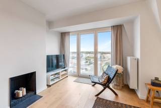 Uitstekend gelegen appartement met 3 slaapkamers in hartje Zoute op de Kustlaan aan de minigolf.<br /><br />Indeling: inkomhal met gastentoilet, volledig geïnstalleerde keuken, gezellige living met eethoek, 3 ruime slaapkamers met telkens een dubbel bed, aparte badkamer en aparte douchekamer.<br />Berging met aansluiting voor wasmachine en droogkast.<br /><br />Privatieve kelder inbegrepen. <br /><br />Mogelijkheid tot aankoop van gesloten garagebox op enkele stappen van het appartement.